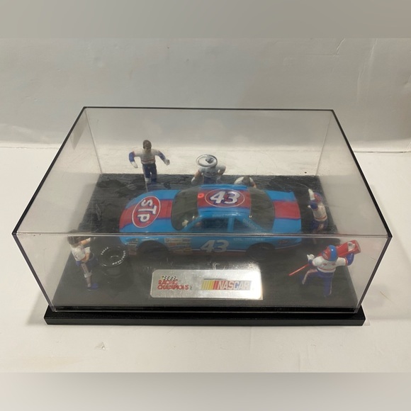 NASCAR Richard Petty #43 Pit Crew Diorama Officially Licensed by NASCAR- 1992 - Picture 3 of 5